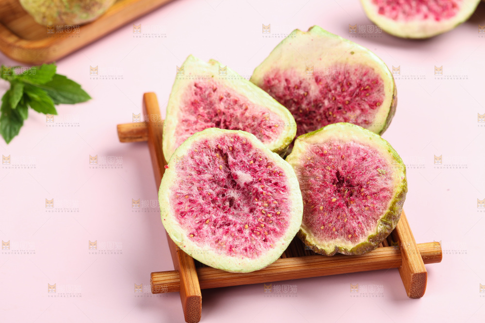 木盘里的冻干无花果