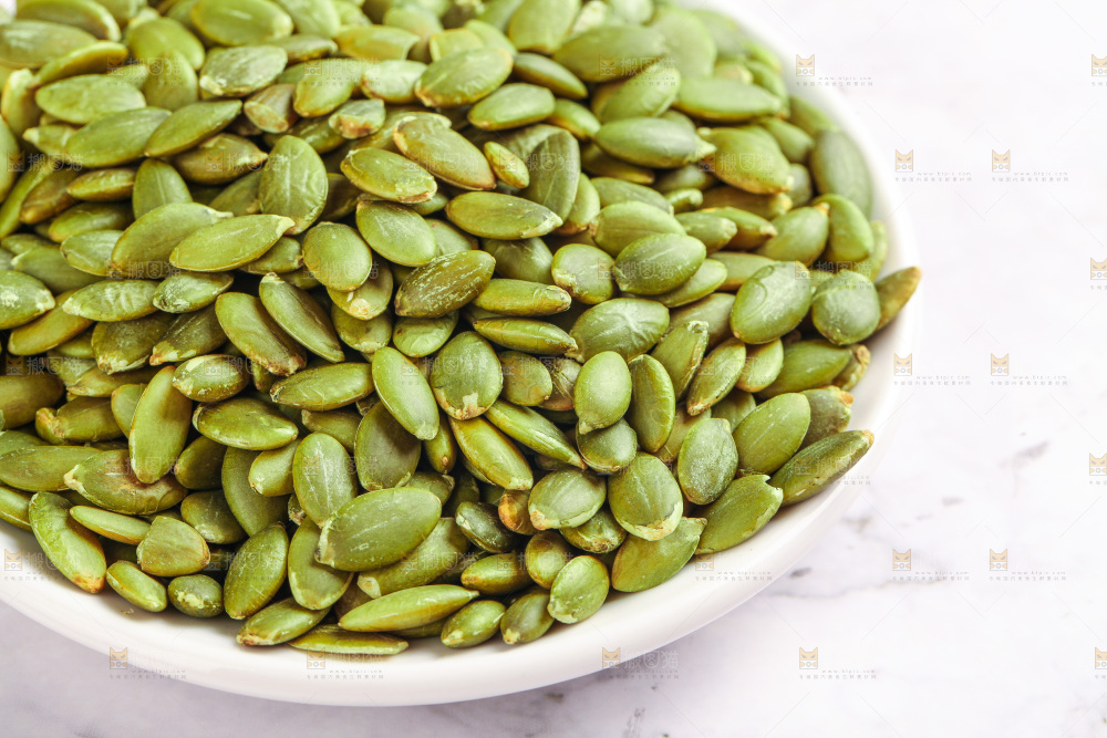 浅底上放着一盘南瓜子仁