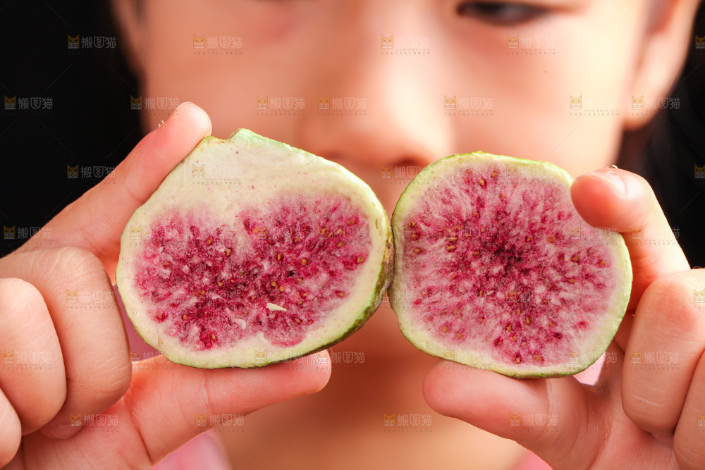 女孩手里拿着无花果冻干