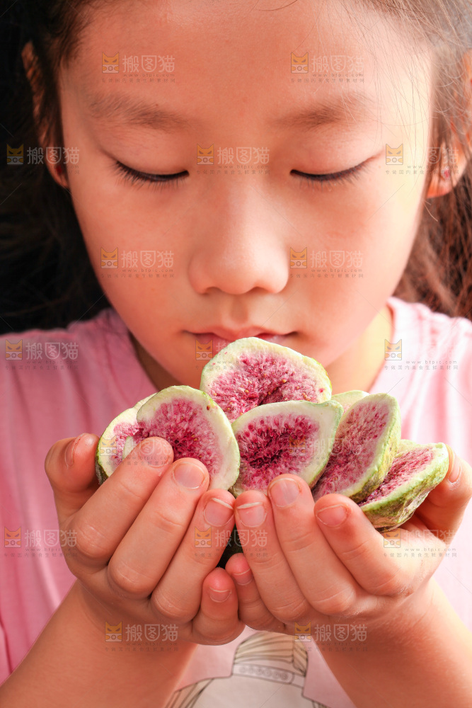 女孩手里捧着无花果干