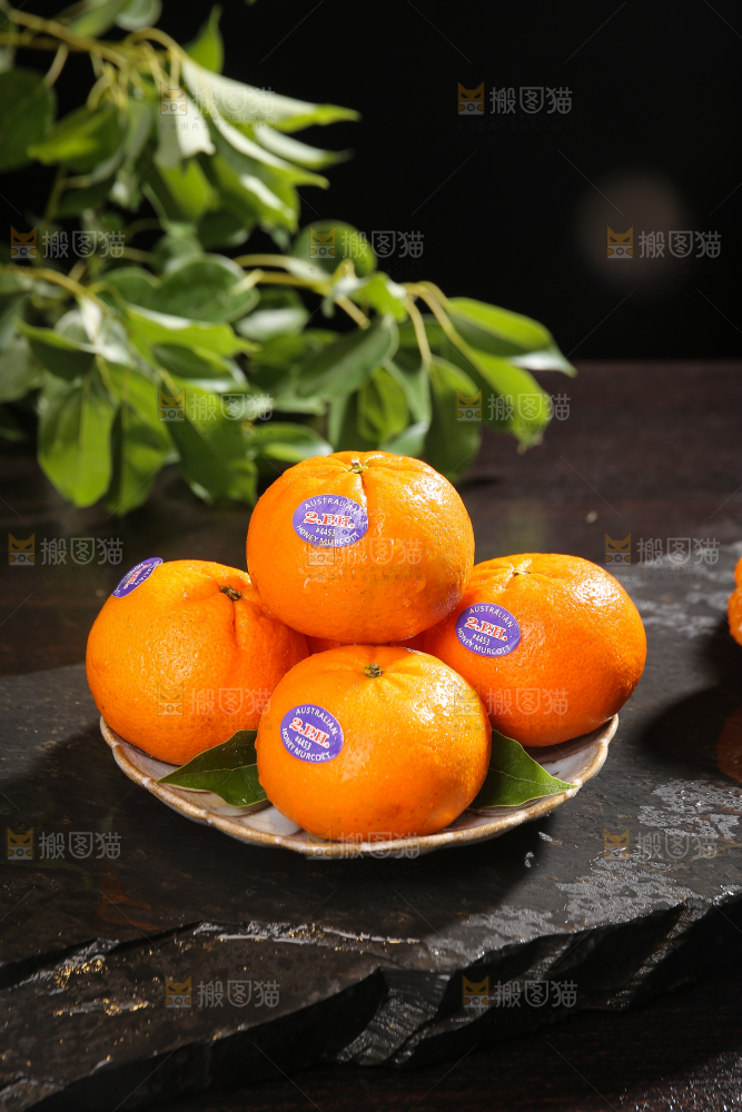 黑石板上的一盘澳柑