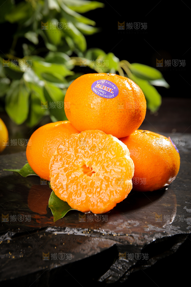 黑石板上放着的澳柑果肉