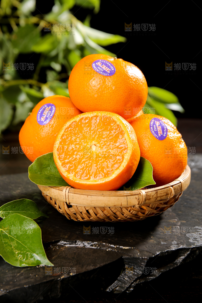 黑底上的一篮新鲜澳柑