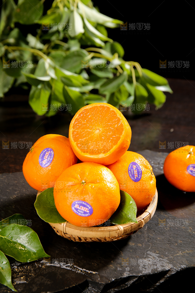 黑底上的一篮新鲜澳柑