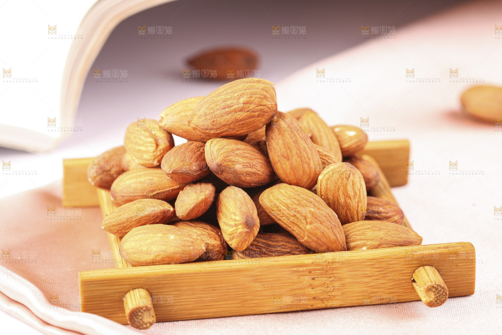 木盘上的巴旦木仁