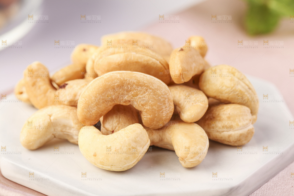 浅底上的鸡腰果仁