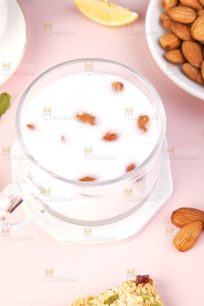 杯子里的牛奶巴旦木
