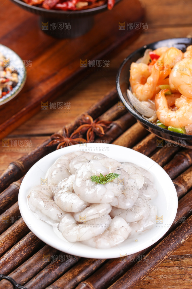 木底上的一盘生虾仁