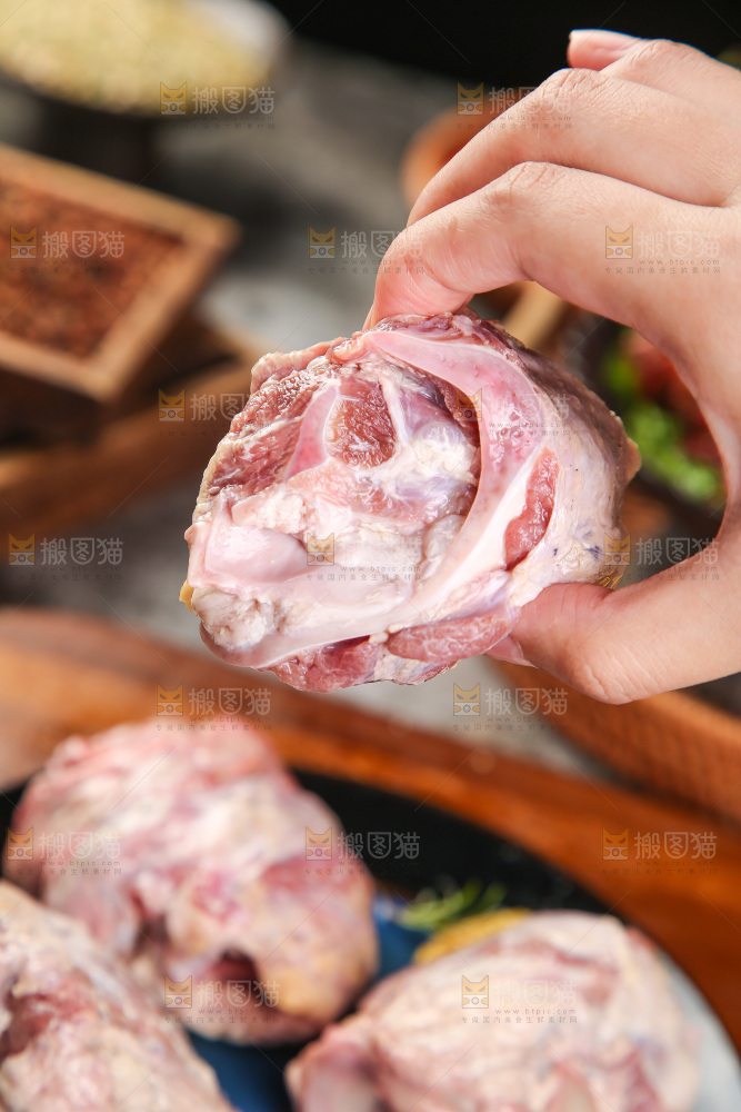 手里拿着猪脆骨肉