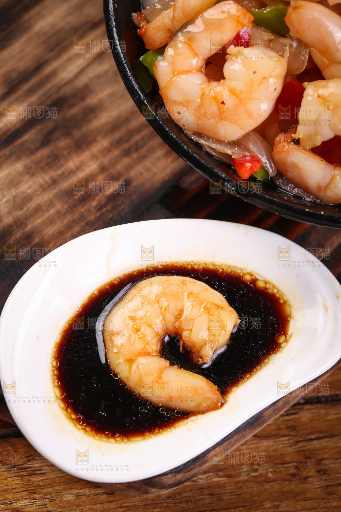 酱料碟里的大虾仁