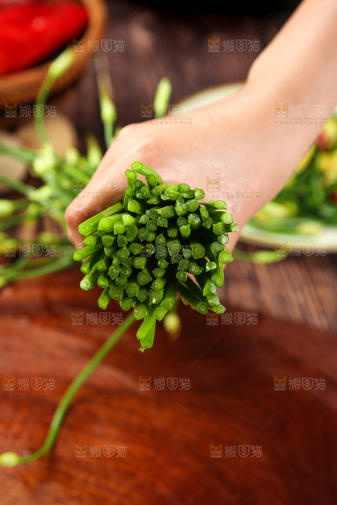 手里拿着嫩韭菜苔