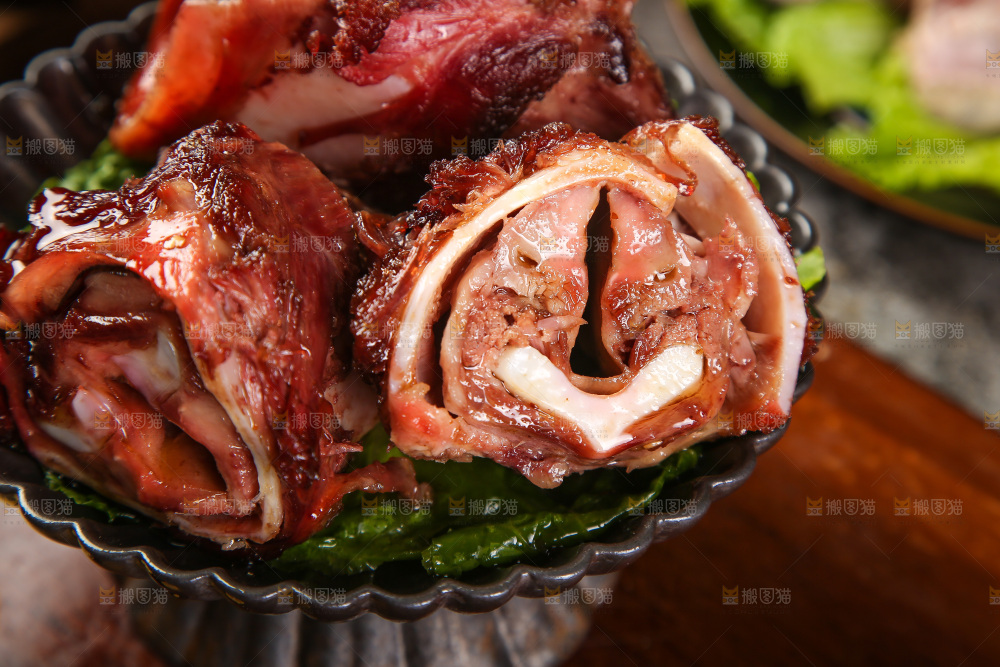 盘子里的酱香脆骨肉