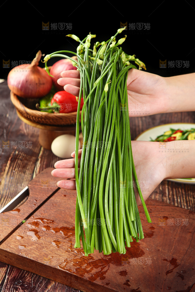 手里拿着嫩韭菜苔