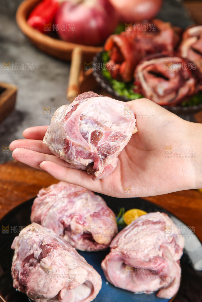 手里拿着猪脆骨肉