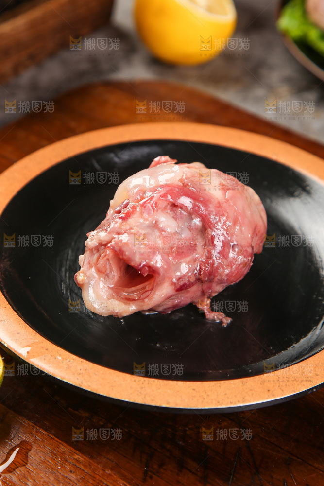 盘子里的煮脆骨肉