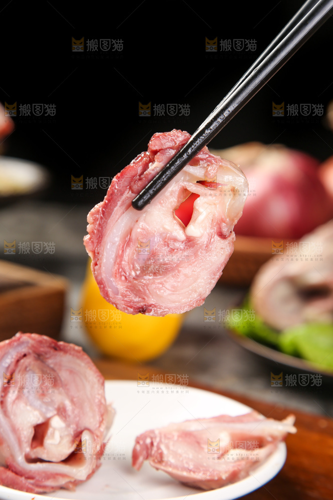筷子上夹着脆骨肉片