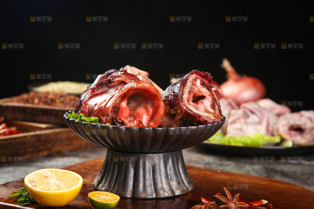 木底上放着一盘酱香脆骨肉