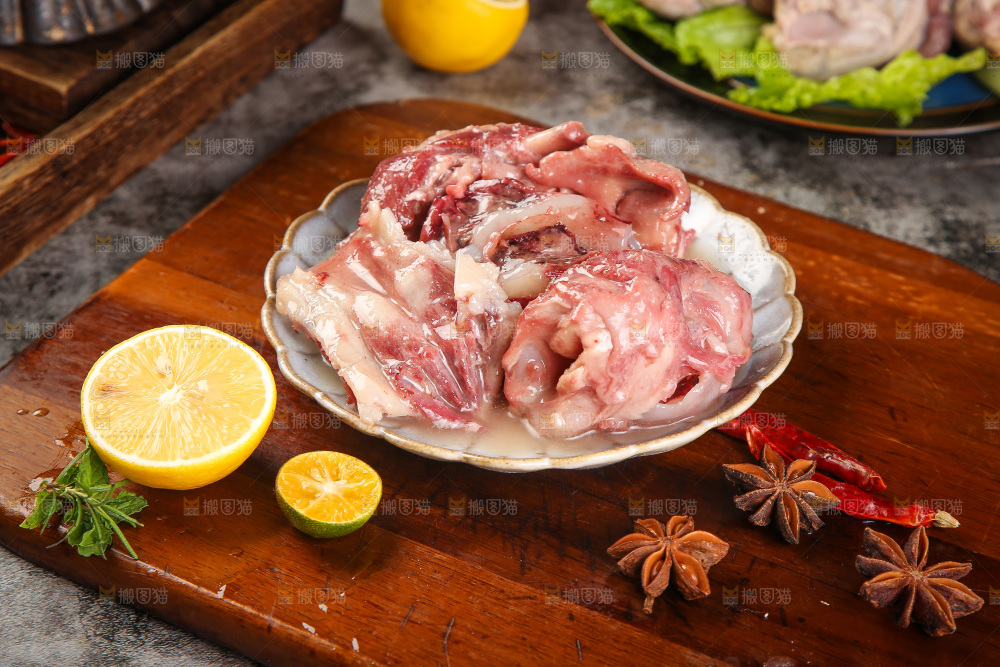 盘子里的煮脆骨肉
