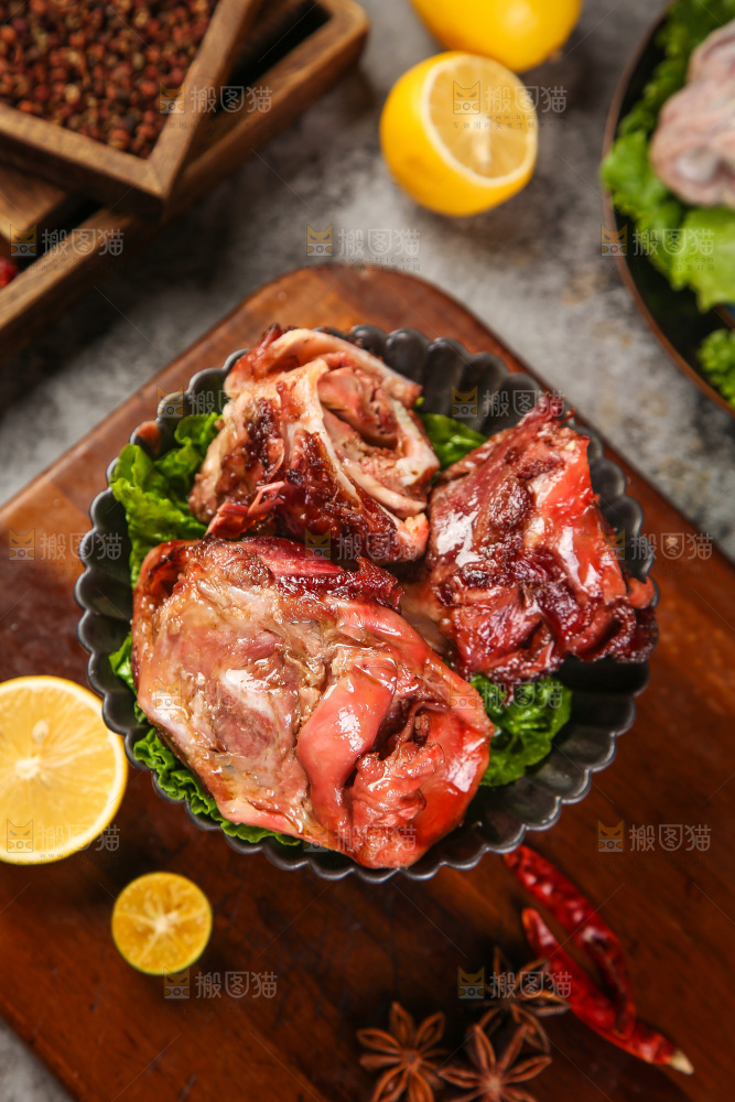 木底上放着一盘酱香脆骨肉