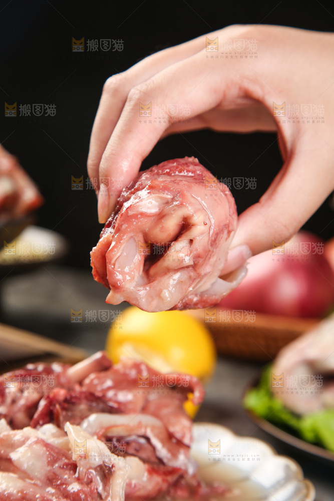 手里拿着水煮脆骨肉