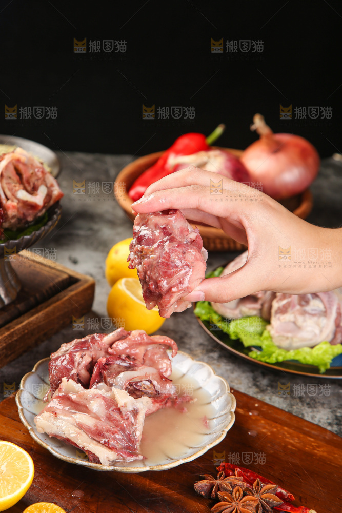 手里拿着水煮脆骨肉