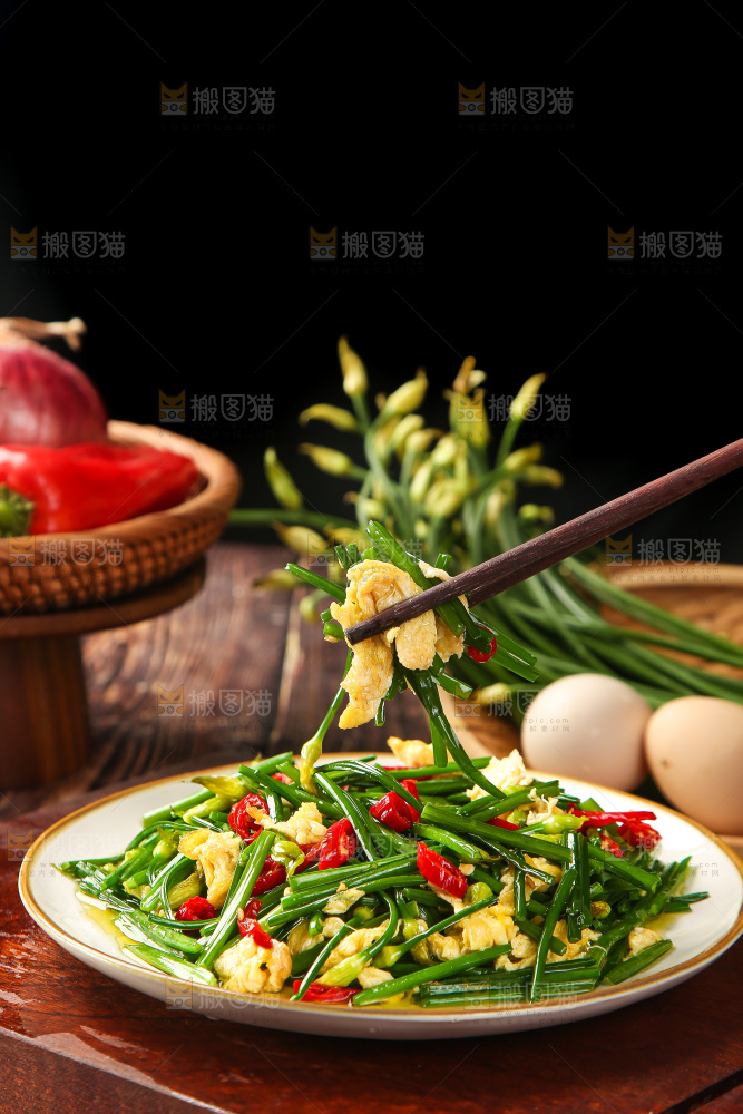 筷子上夹着韭菜苔炒鸡蛋
