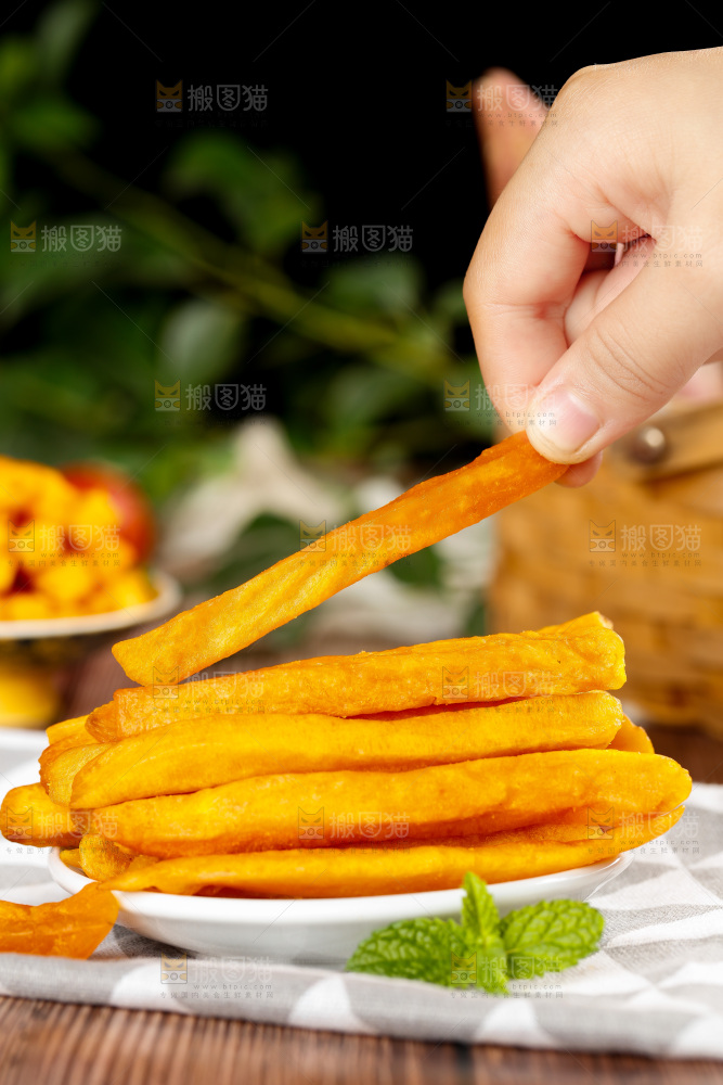 手里拿着红薯脆干