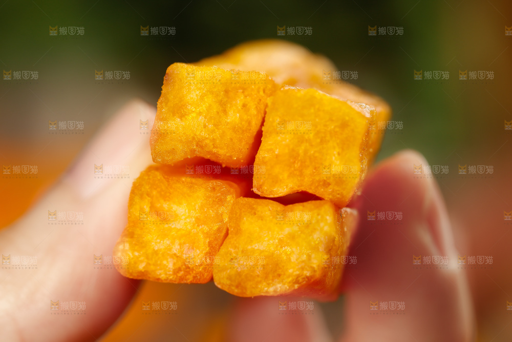 手里拿着红薯脆干