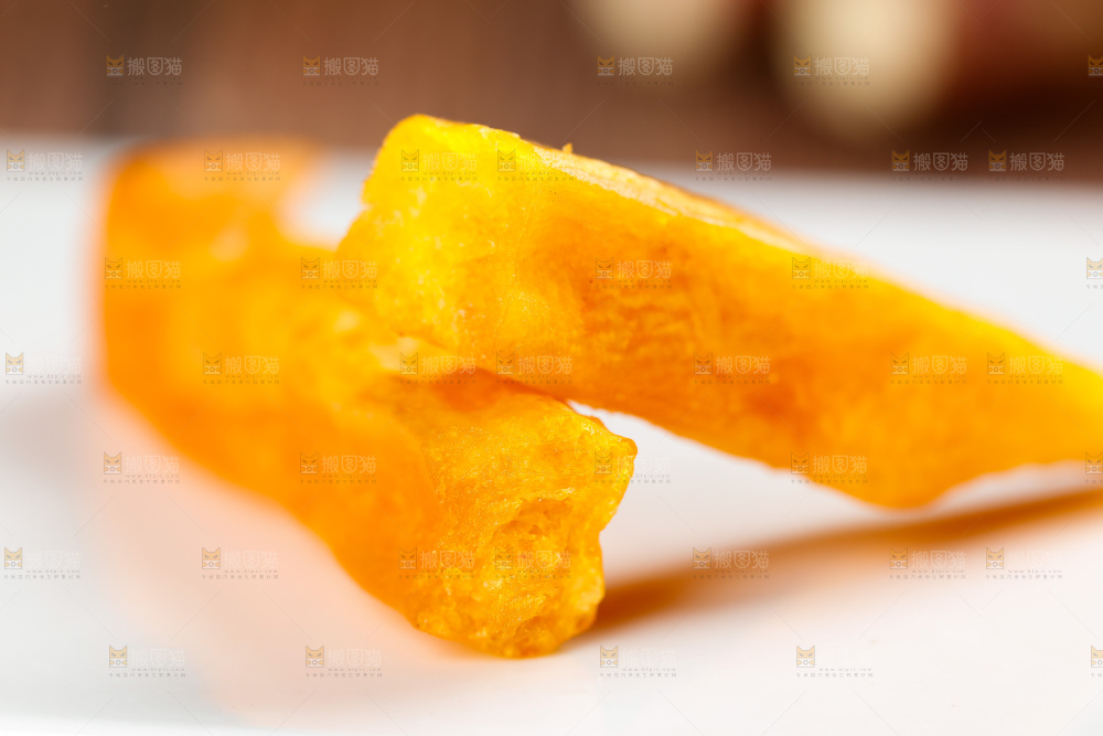 白底上摆放着的红薯干