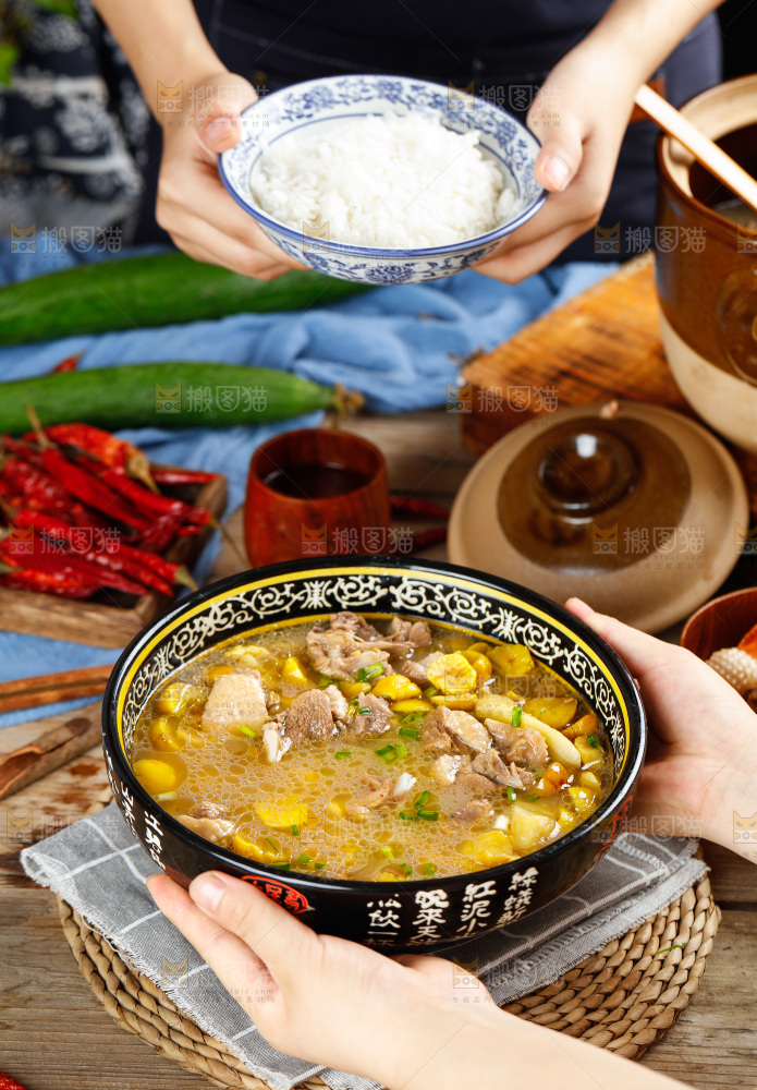 手端着一碗板栗土鸡汤