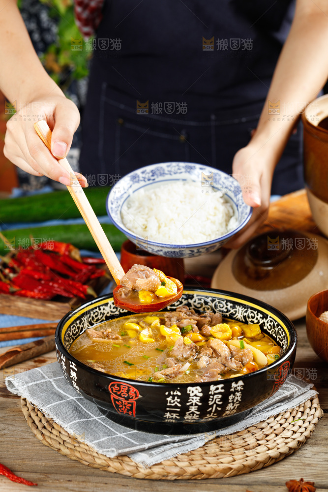 勺子里舀着板栗炖鸡