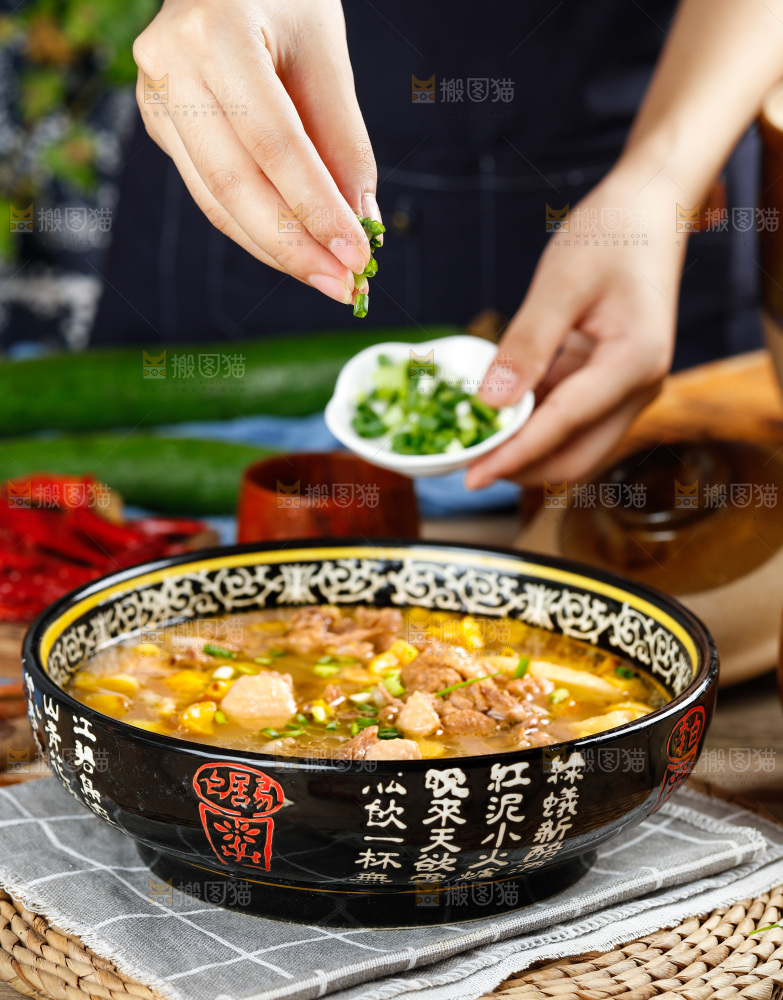 板栗炖鸡里撒着葱花