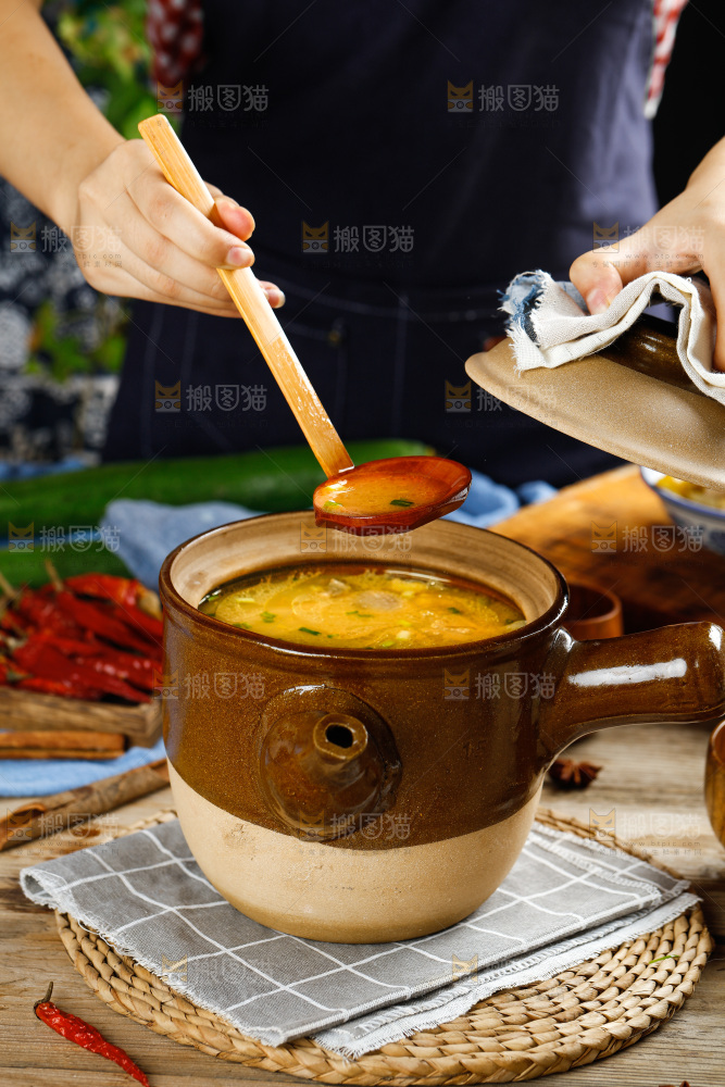 勺子里舀着板栗鸡汤