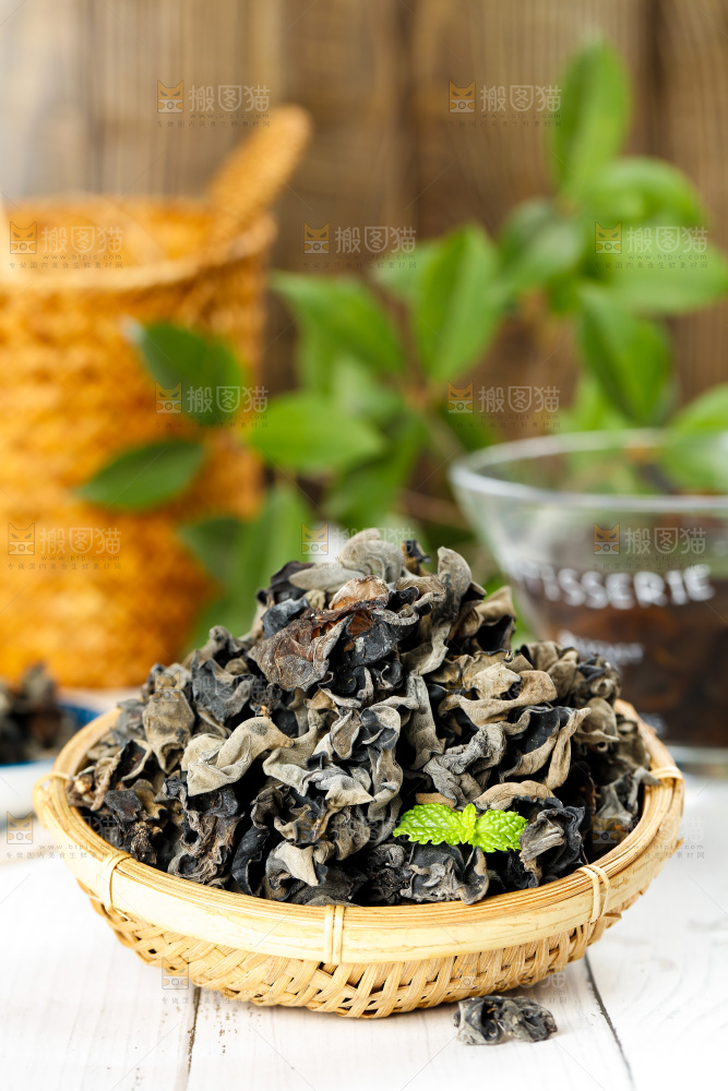 木底上的一篮干木耳
