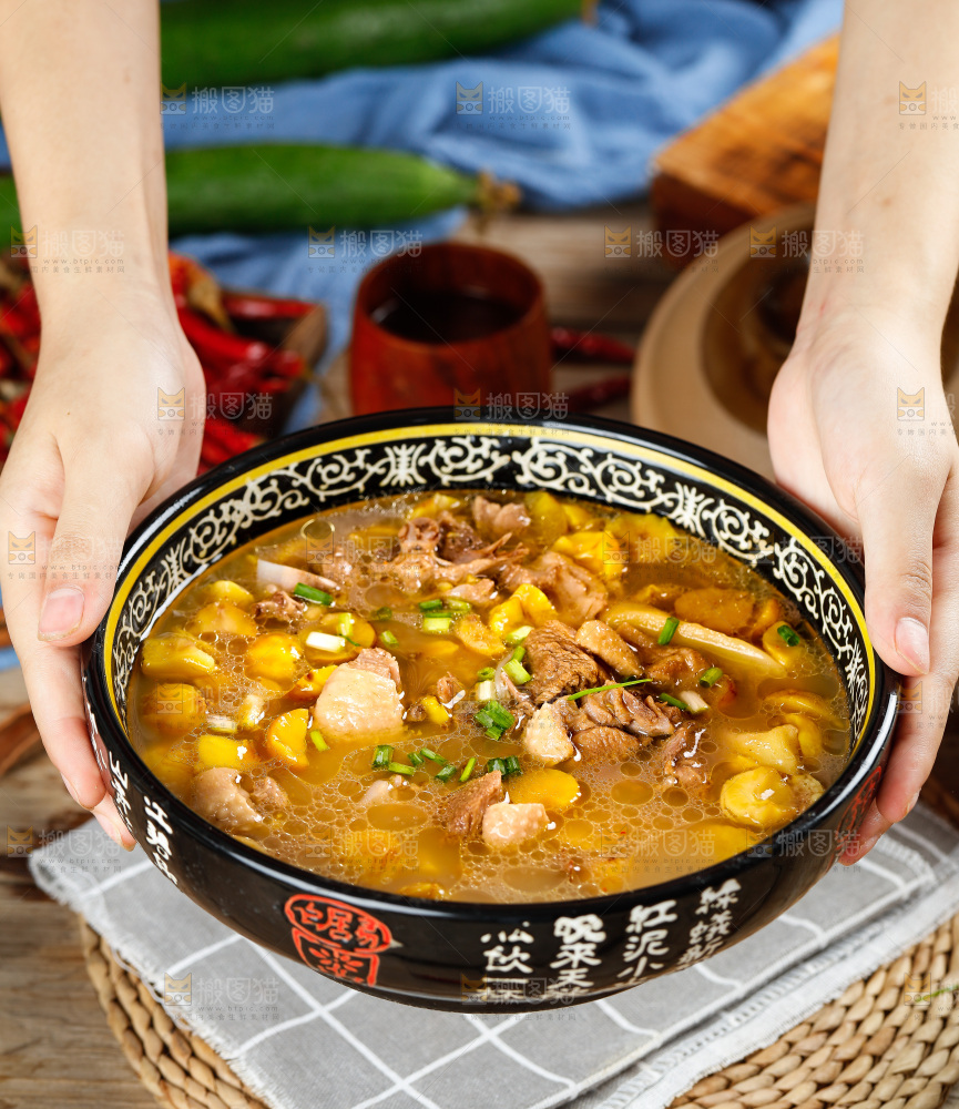 手端着一碗板栗土鸡汤