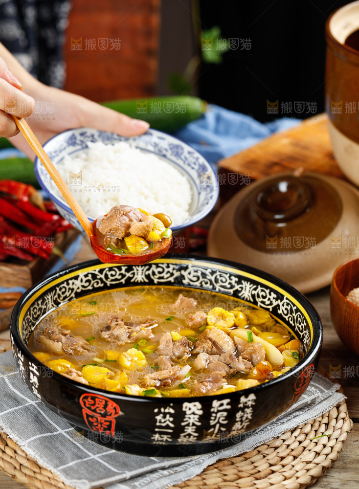 勺子里舀着板栗炖鸡