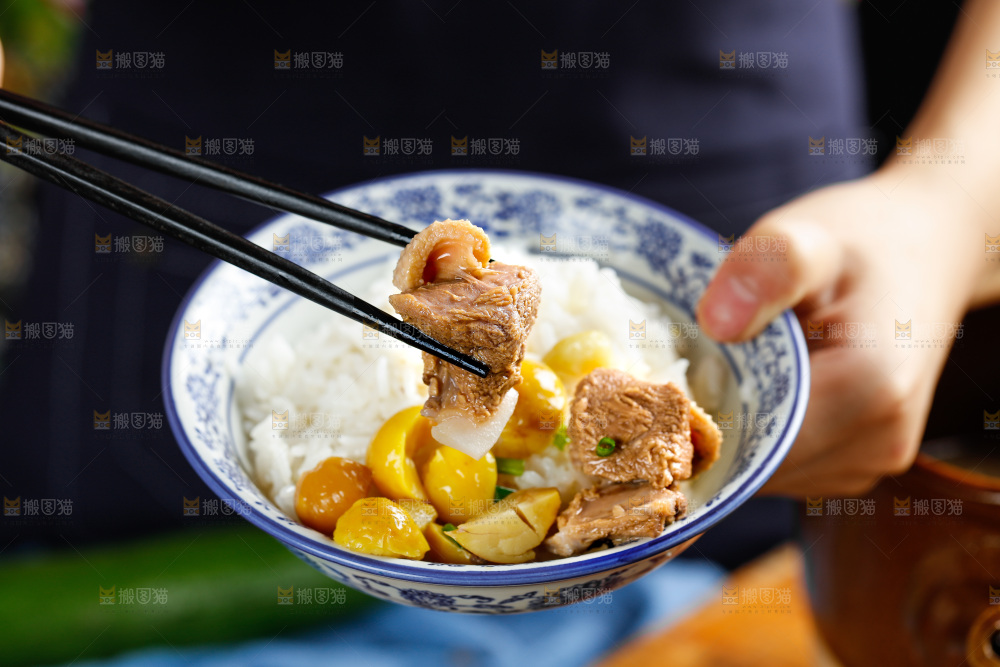 筷子上夹着板栗鸡肉