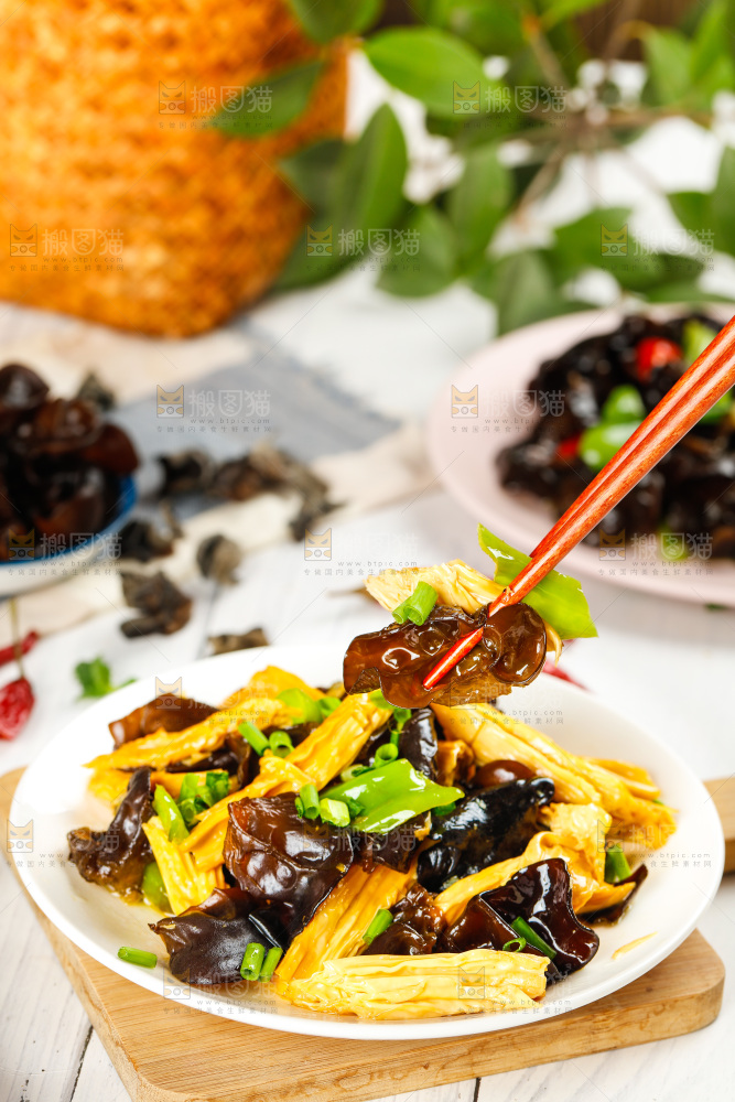 筷子上夹着木耳腐竹