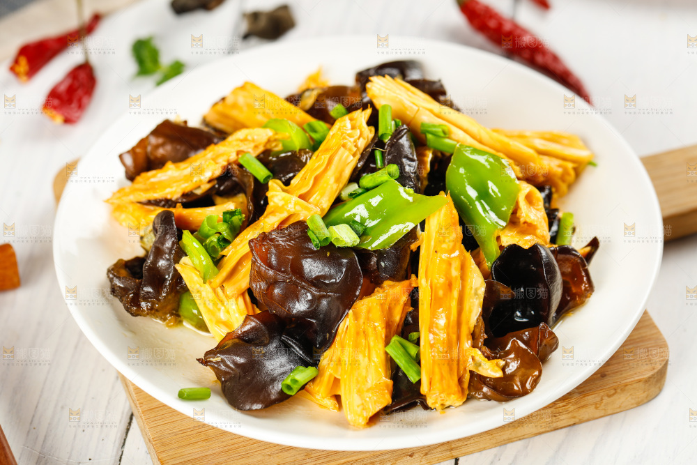 盘子里的木耳炒腐竹