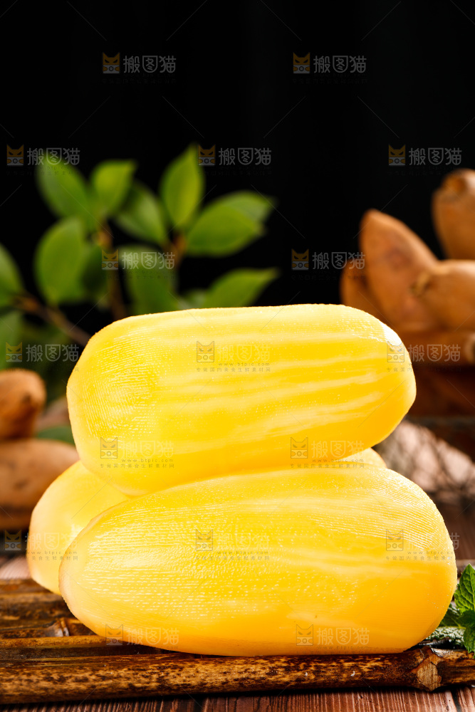 木排上摆放着的雪莲果