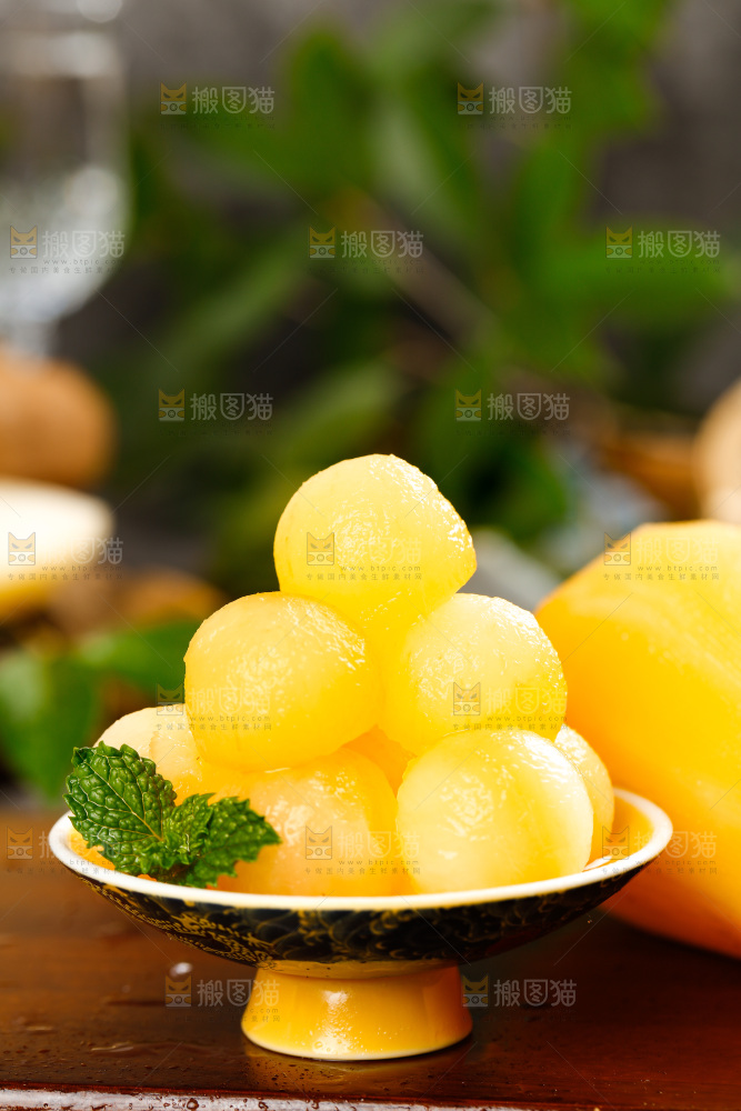 木底上的一碟雪莲果果肉