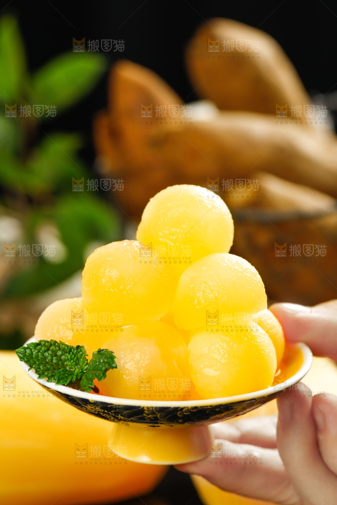 手里端着一碟雪莲果果肉