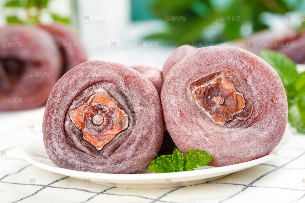 盘子里放着的霜降柿饼