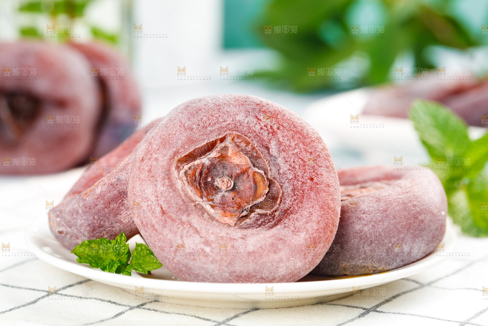 盘子里放着的霜降柿饼