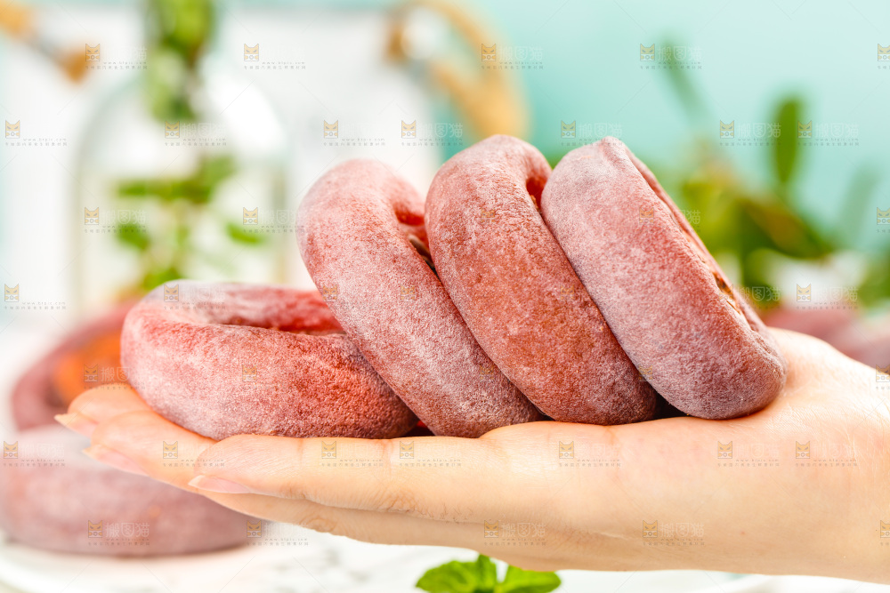 手里拿着霜降圆柿饼