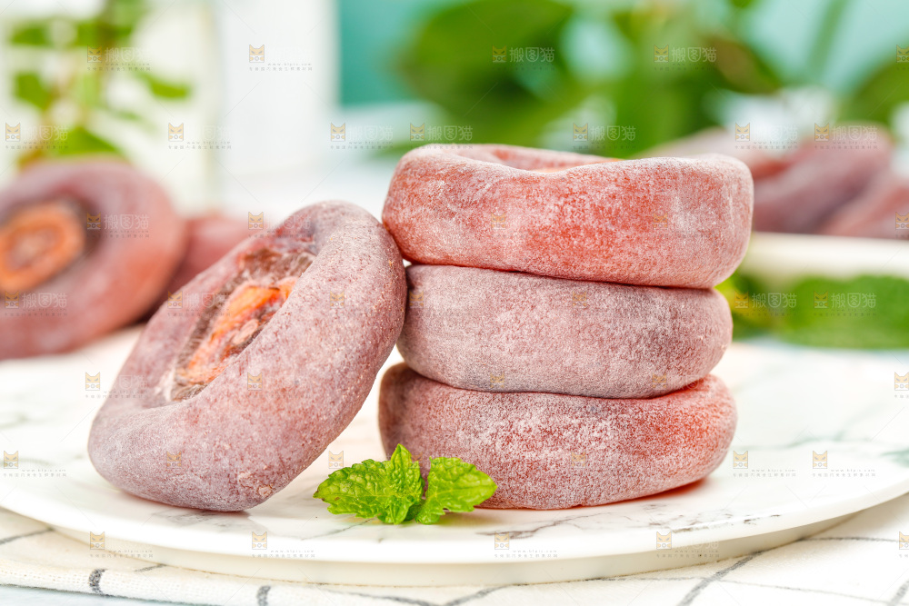 盘子里放着的霜降柿饼