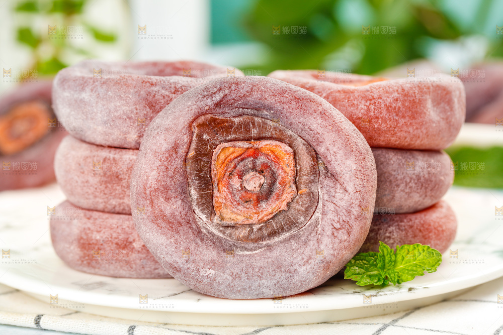 盘子里放着的霜降柿饼