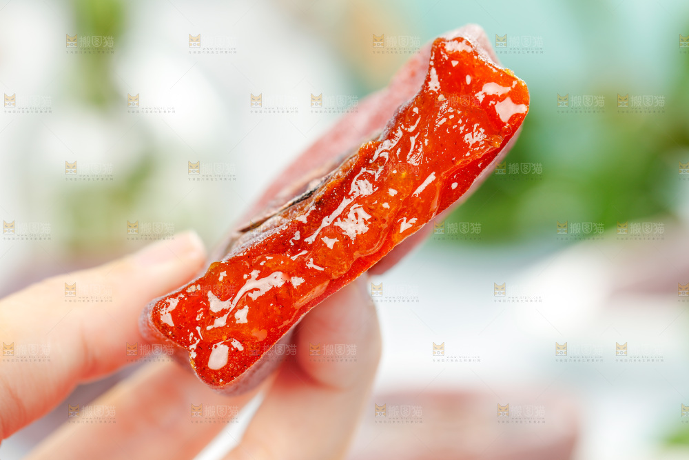 手里拿着流心柿饼