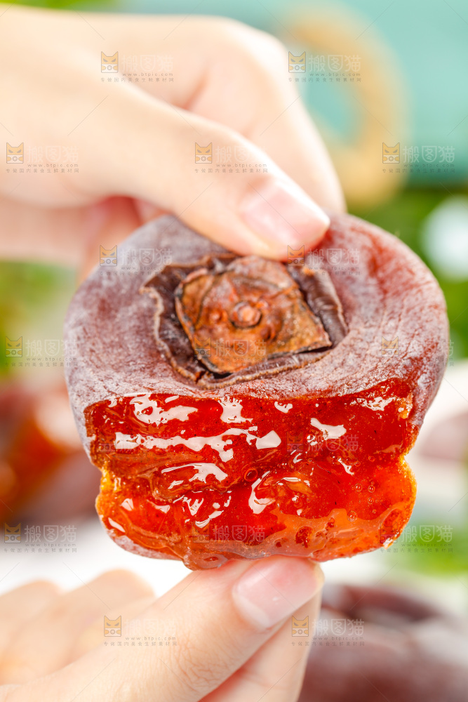 手里拿着流心柿饼