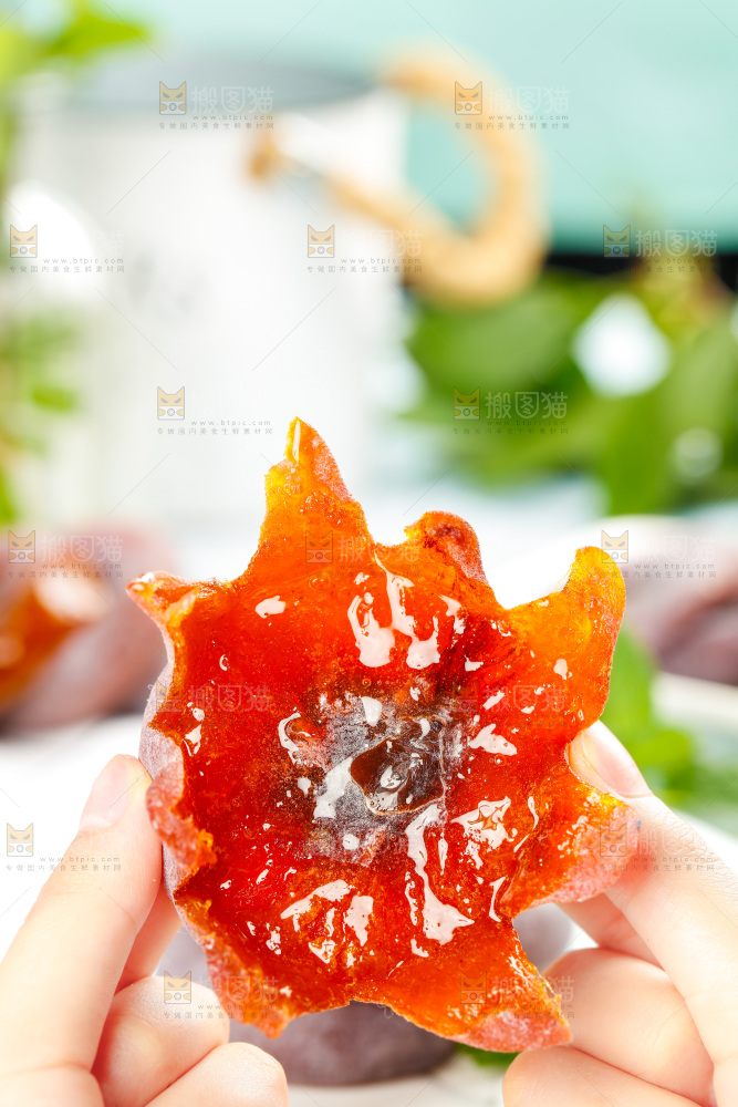 手里拿着流心柿饼